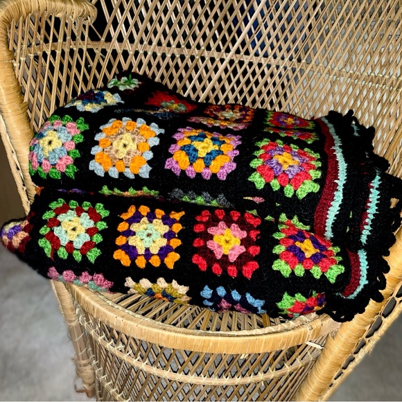 v i n t a g e :: Large Granny Square Crochet Blanket Throw Afghan - Picture 5 of 15